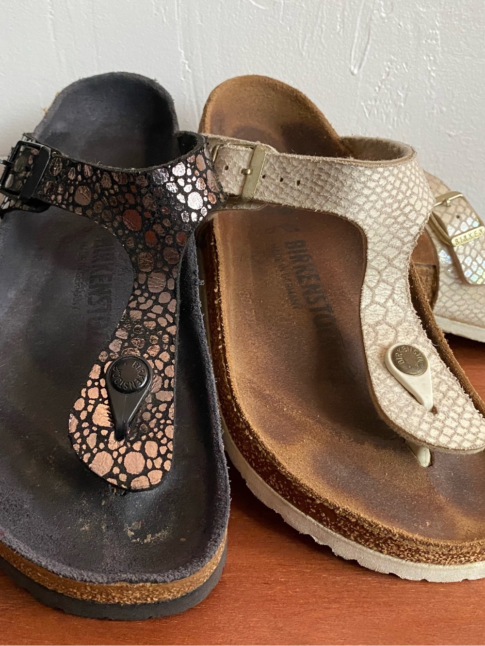 Lot 2 Birkenstock Gizeh Sandals in Black Rose Gold Pebble Print & Beige 38/7